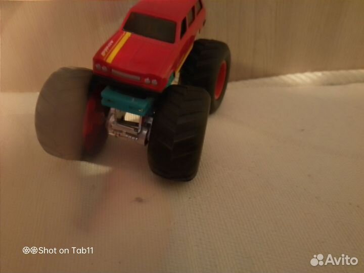 Машина поворачивается монстр трак