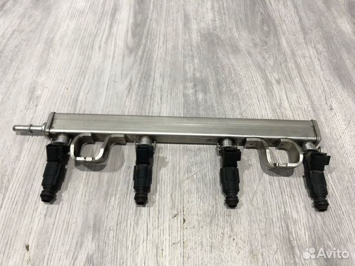 Рампа топливная с форсунками Ford Focus 2 qqdb