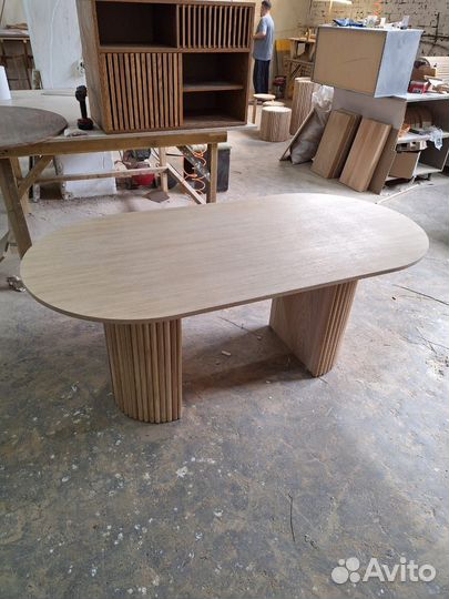 Большой овальный стол на реечном подстолье