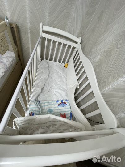 Детская кроватка с маятником и ящиком