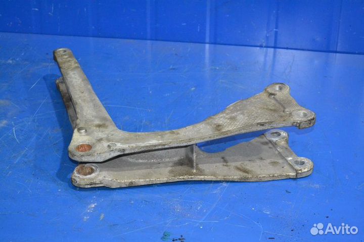 Кронштейн цилиндра подъёма кабины renault trucks P