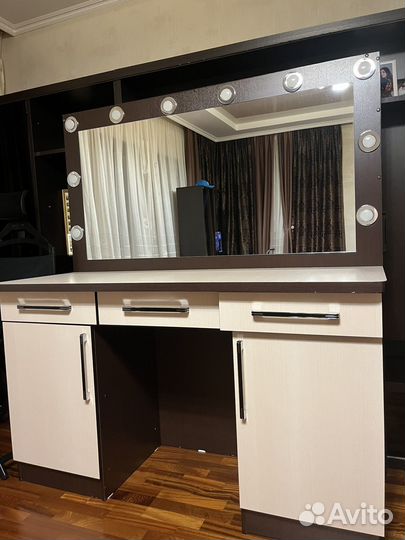 Стол со стулом для макияжа с зеркалом