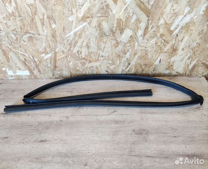 Уплотнитель стекла двери Citroen C-Crosser