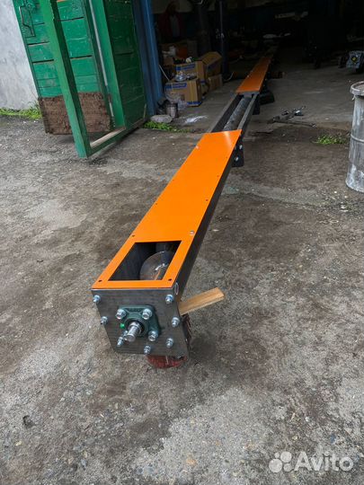 Шнековый транспортер в желобе