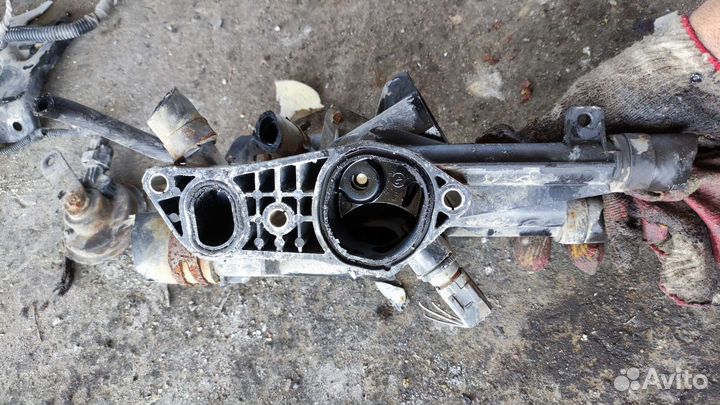 Корпус термостата на Киа Соренто 2. XM. 09-18