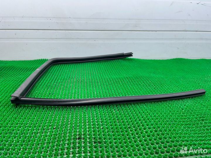 Уплотнитель стекла двери задний левый Renault