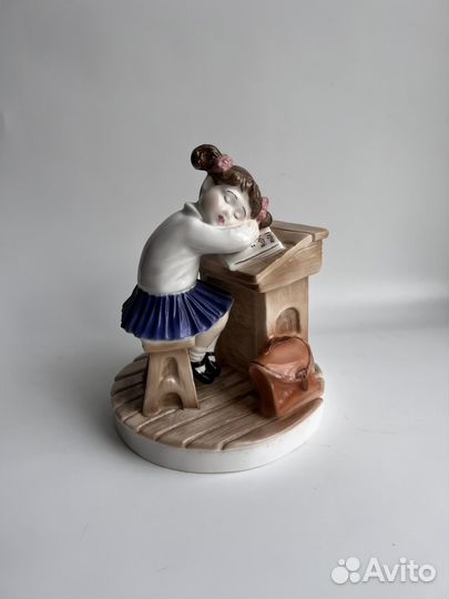 Royal Worcester. Фарфоровая статуэтка девочки