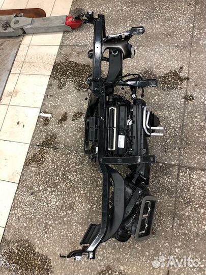 Кронштейн климатики в сборе Audi Q7 4M 2015