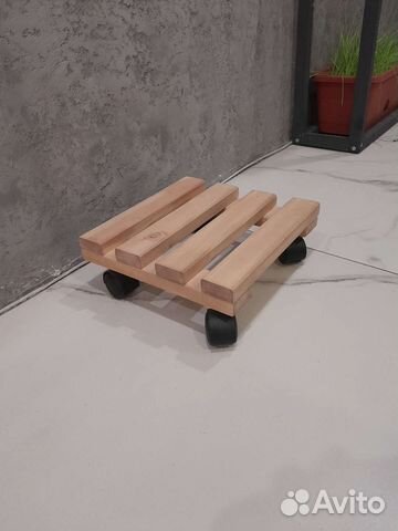 Подставка для цветов на колёсиках