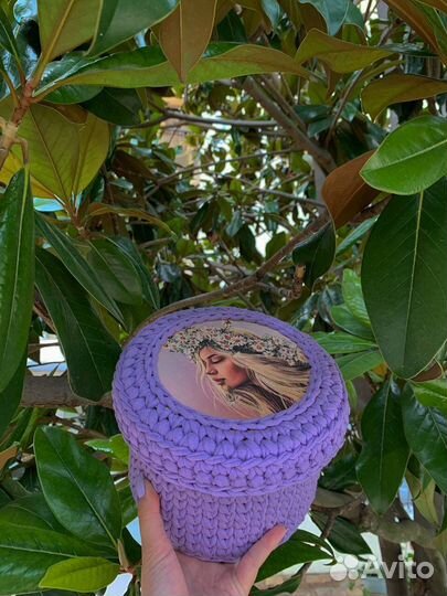 Вязаная корзинка с крышечкой