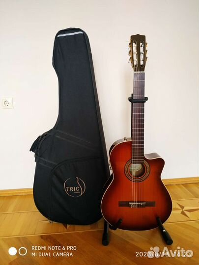 Классическая гитара со звукоснимателем