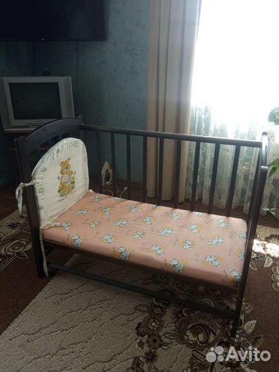 Кроватка с поперечным маятником