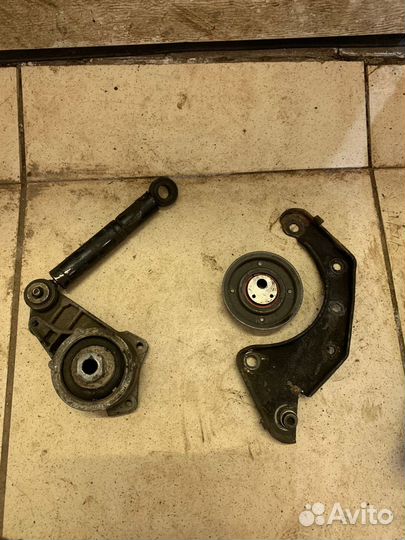 Натяжитель ремня генератора Mercedes 190 w201 w124