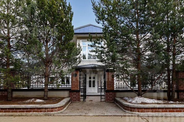 Коттедж 901 м² на участке 24,5 сот.