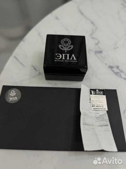 Кольцо с бриллиантом