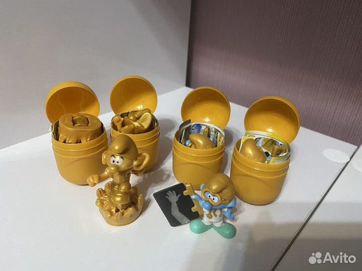 Игрушки из киндера Смурфики 2022