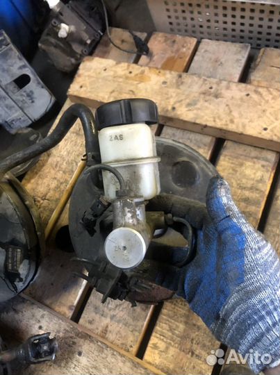 Вакуумник в сборе с гтц Hyundai Sonata 4 EF