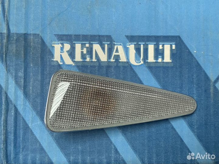 Повторитель поворота на крыло Sandero 8200602765