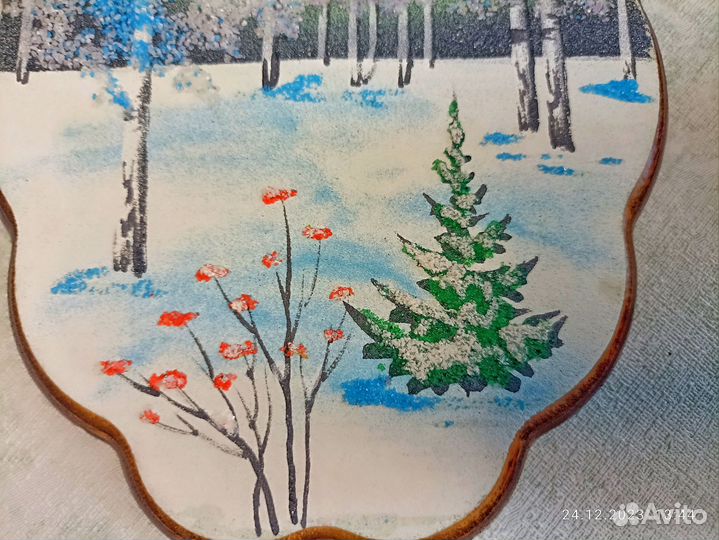 Картина на срезе дерева с мраморной крошкой зима