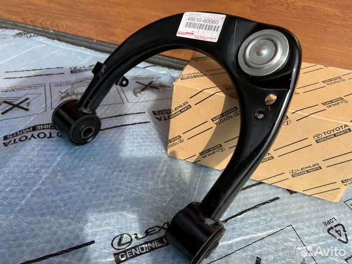 Рычаг передний верхний правый Land Cruiser 200