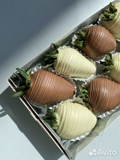 Клубника, бананы, королевские финики в шоколаде