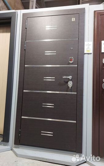 Дверь входная металлическая с зеркалом