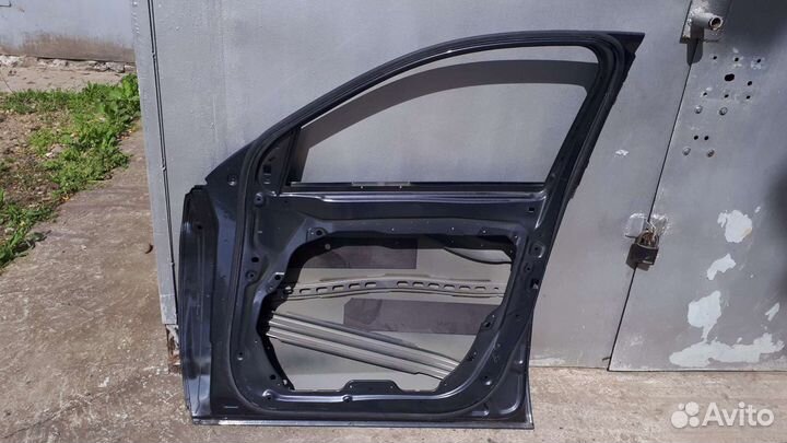 Продам переднюю правую дверь