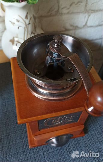 Большая кофемолка деревянная