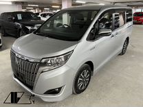 Toyota Esquire 1.8 CVT, 2017, 180 000 км, с пробегом, цена 2 390 000 руб.