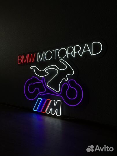 Неоновая вывеска в кафе