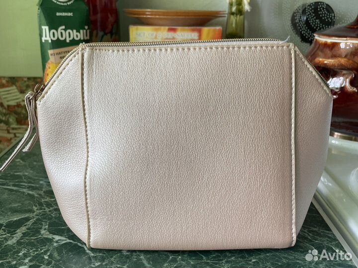 Вместительная косметичка