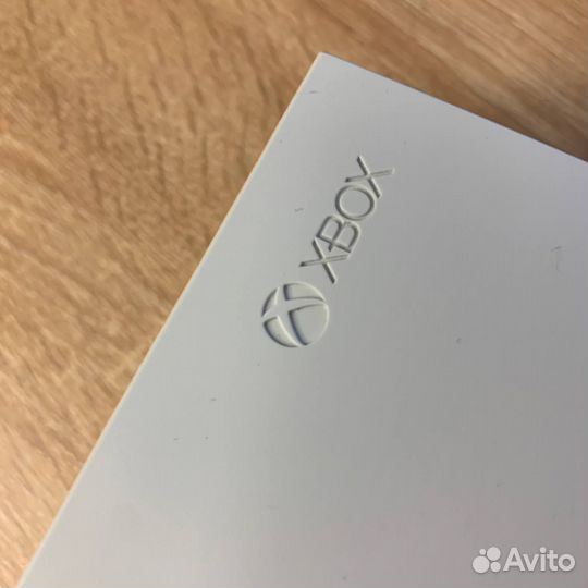 Xbox One S + геймпад + 400 игр