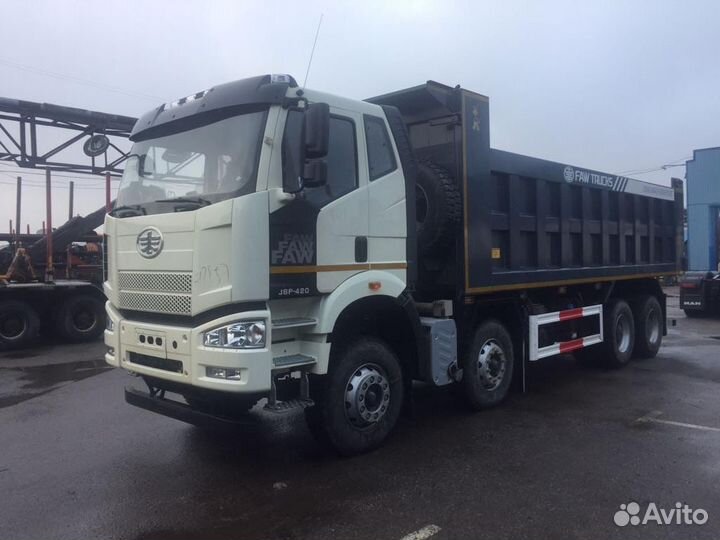 Водитель самосвала