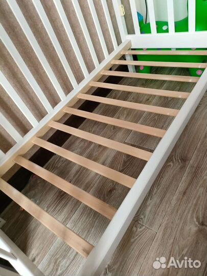 Детская кроватка с маятником