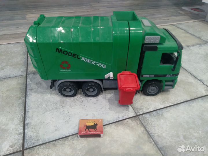 Мусоровоз с баком и функциями