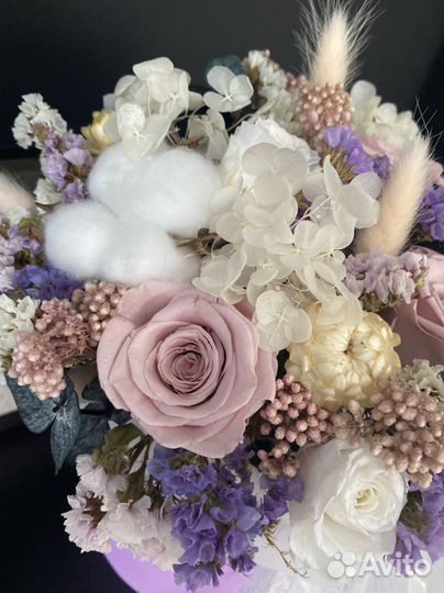 Букет их сухоцветов в шляпной коробке