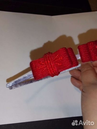 Ободок на девочку с тремя бордовыми бантиками