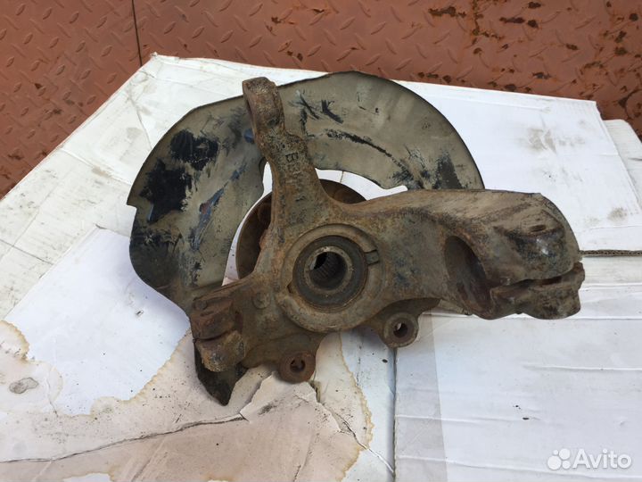 Кулак передний правый мазда 3