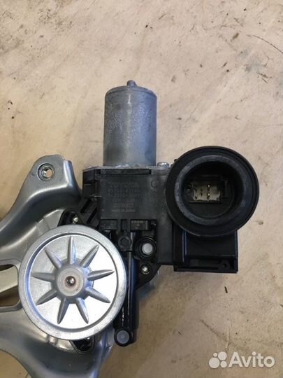 Стеклоподъемник передний левый Toyota Prius ZVW55