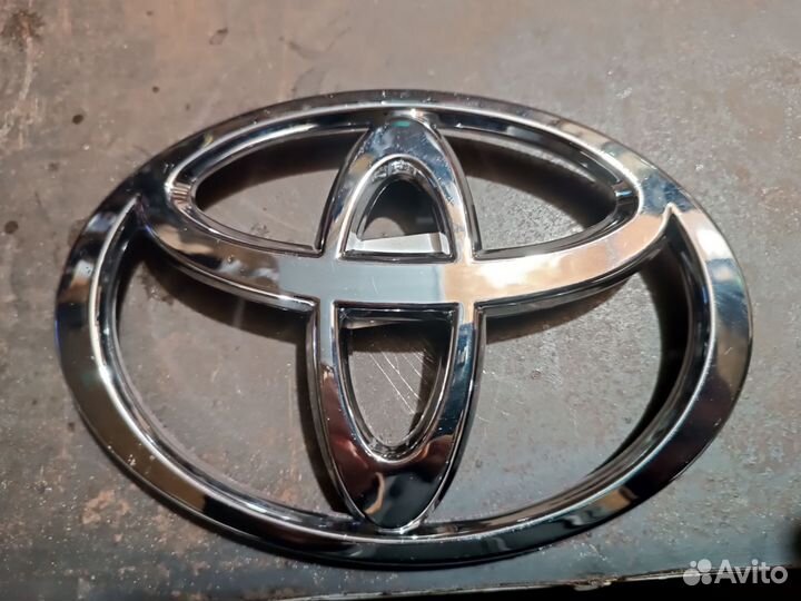 Эмблема toyota land cruiser 200 16 г