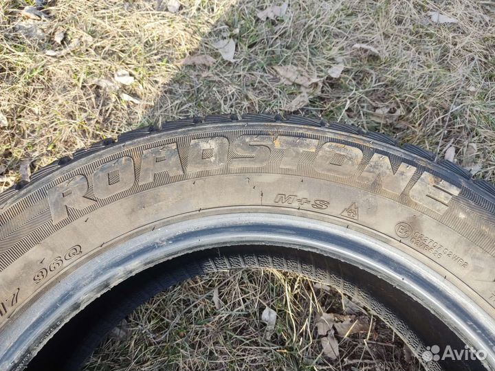 Roadstone Winguard Ice 215/60 R17