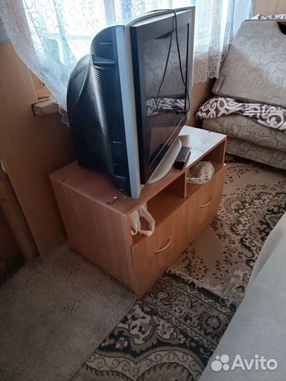 Телевизор Samsung и тумба