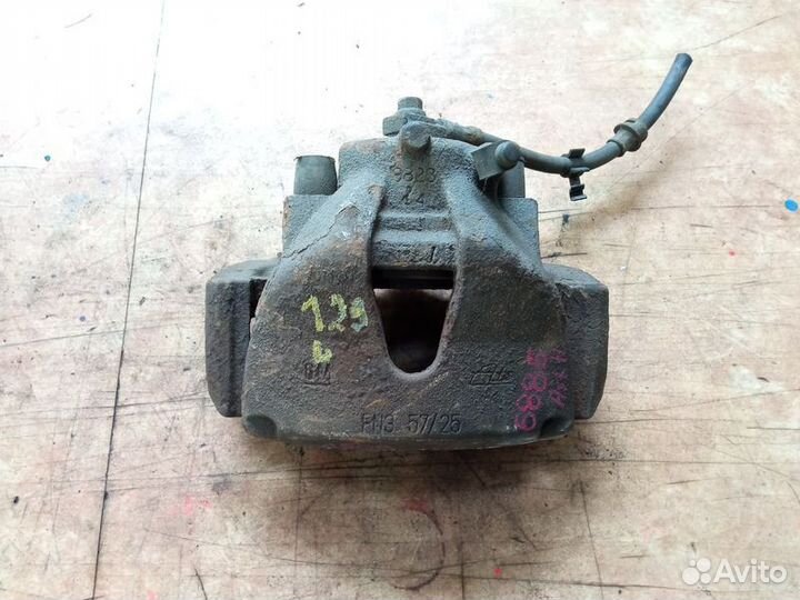 Суппорт тормозной передний левый Опель Зафира Б