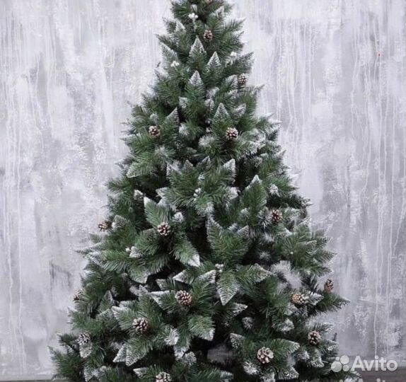 Bскуственная ель украшенная
