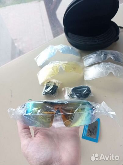 Очки с пятью сменными линзами фирмы Oakley