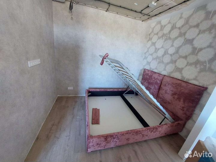 Кровать с мягким изголовьем