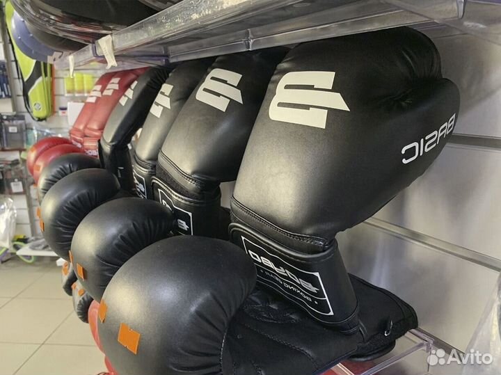Боксёрские перчатки разных размеров D3