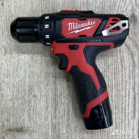 Дрель-шуруповерт Milwaukee M12 BDD-202C