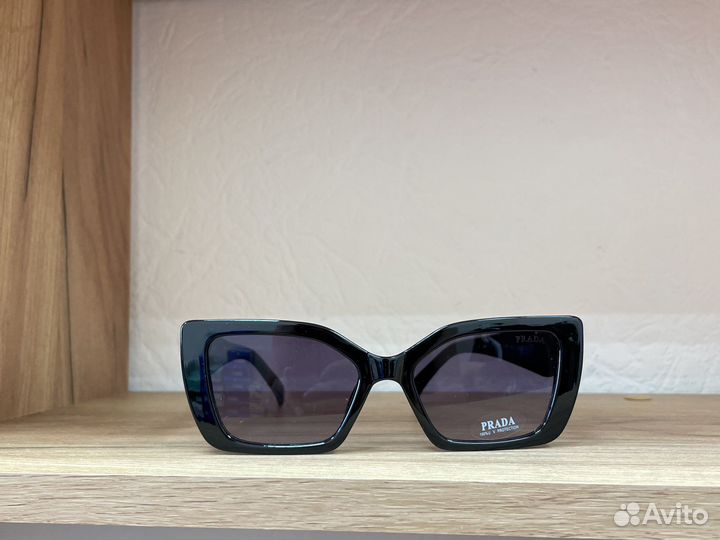 Солнцезащитные очки женские Prada