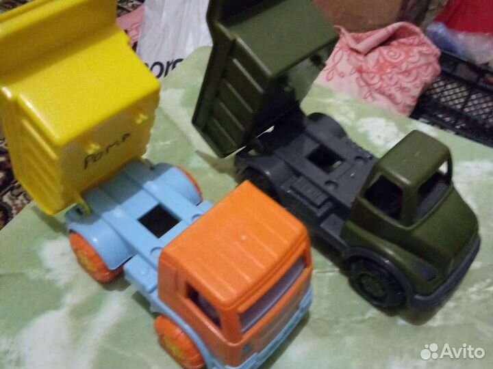 Два грузовика